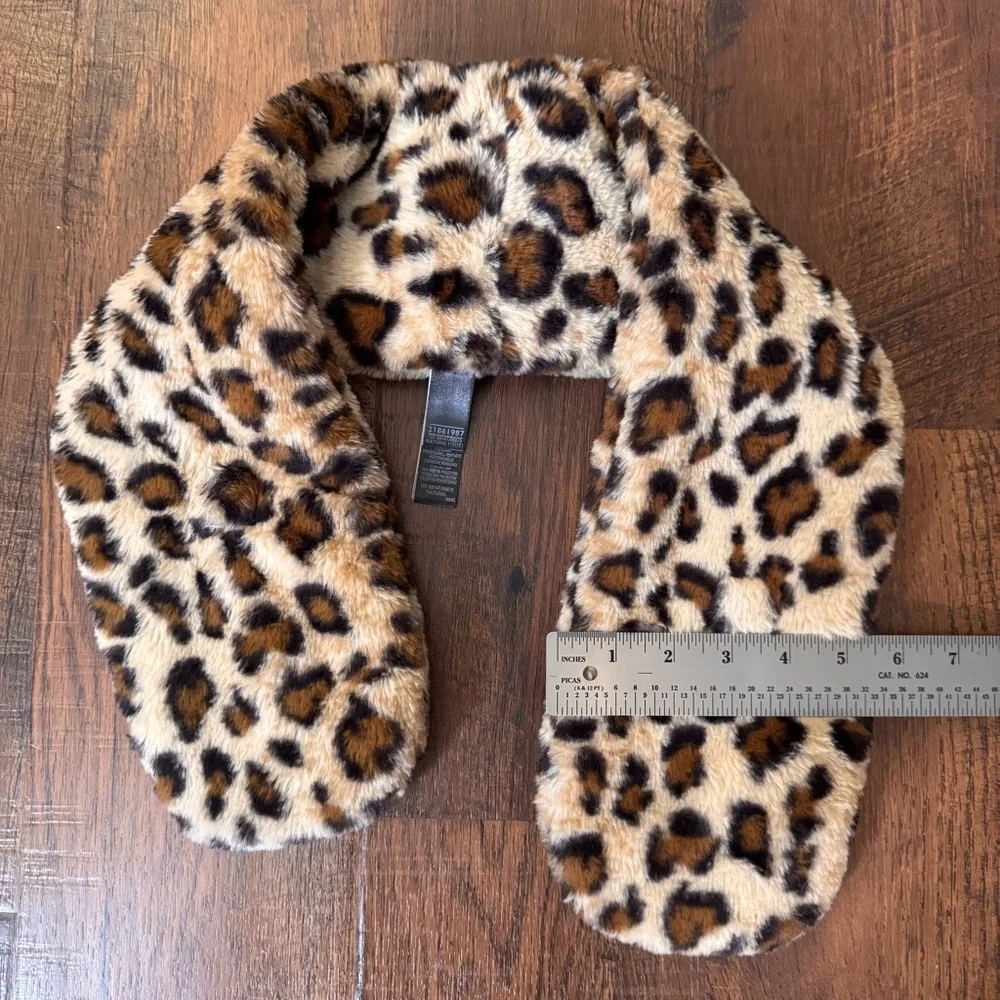 MARKS & SPENCER leopard print, faux fur neck wrap, unisex, one size, NWOT